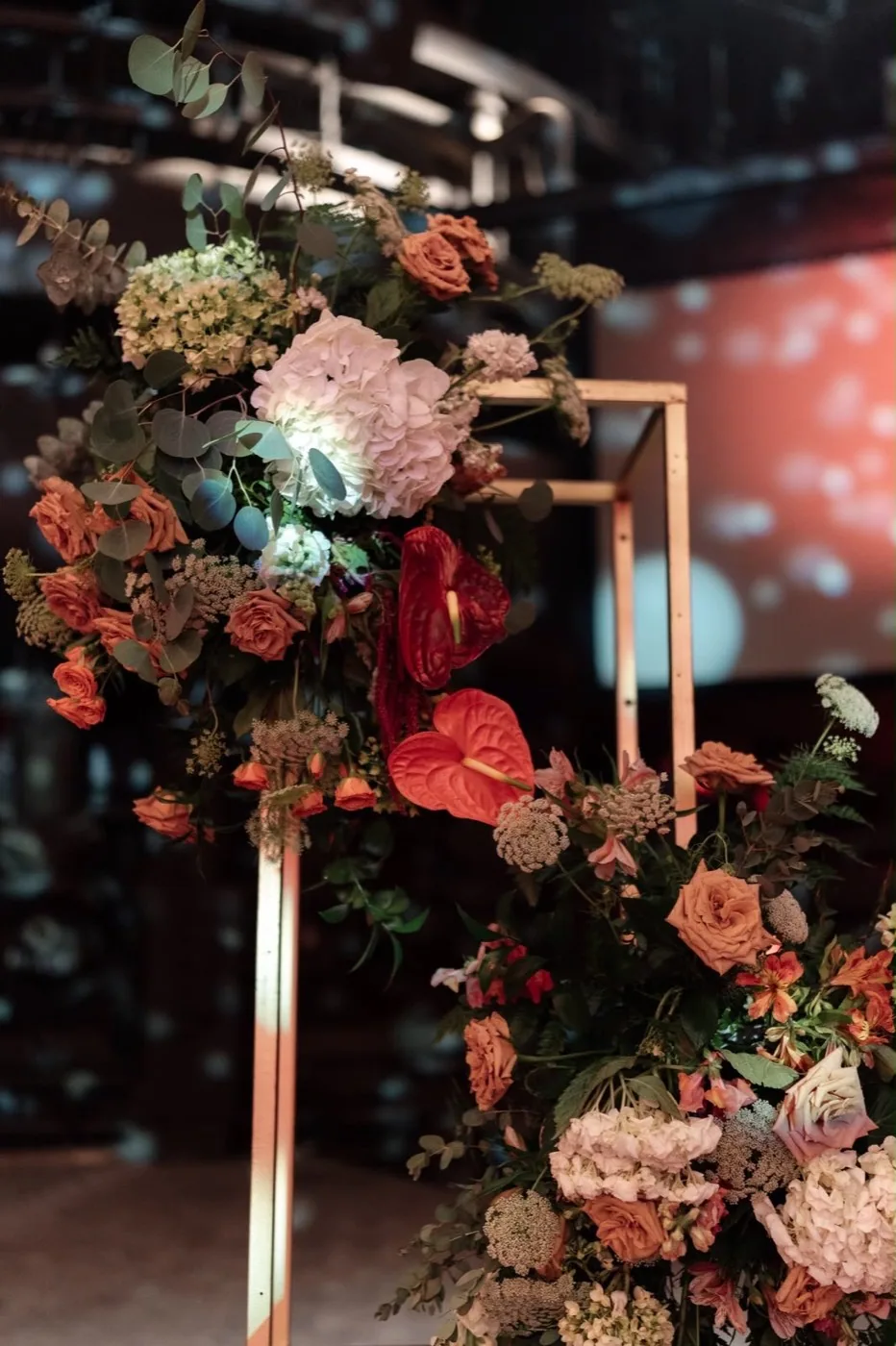 Arco floral para recepción de boda