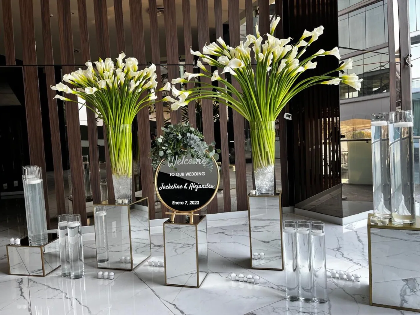 Arco floral para recepción de boda