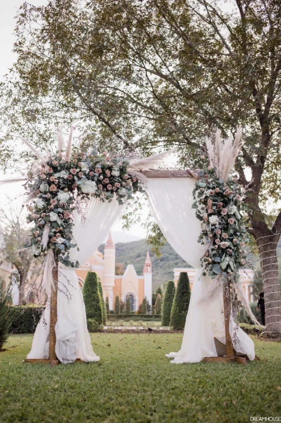 Arco floral para recepción de boda