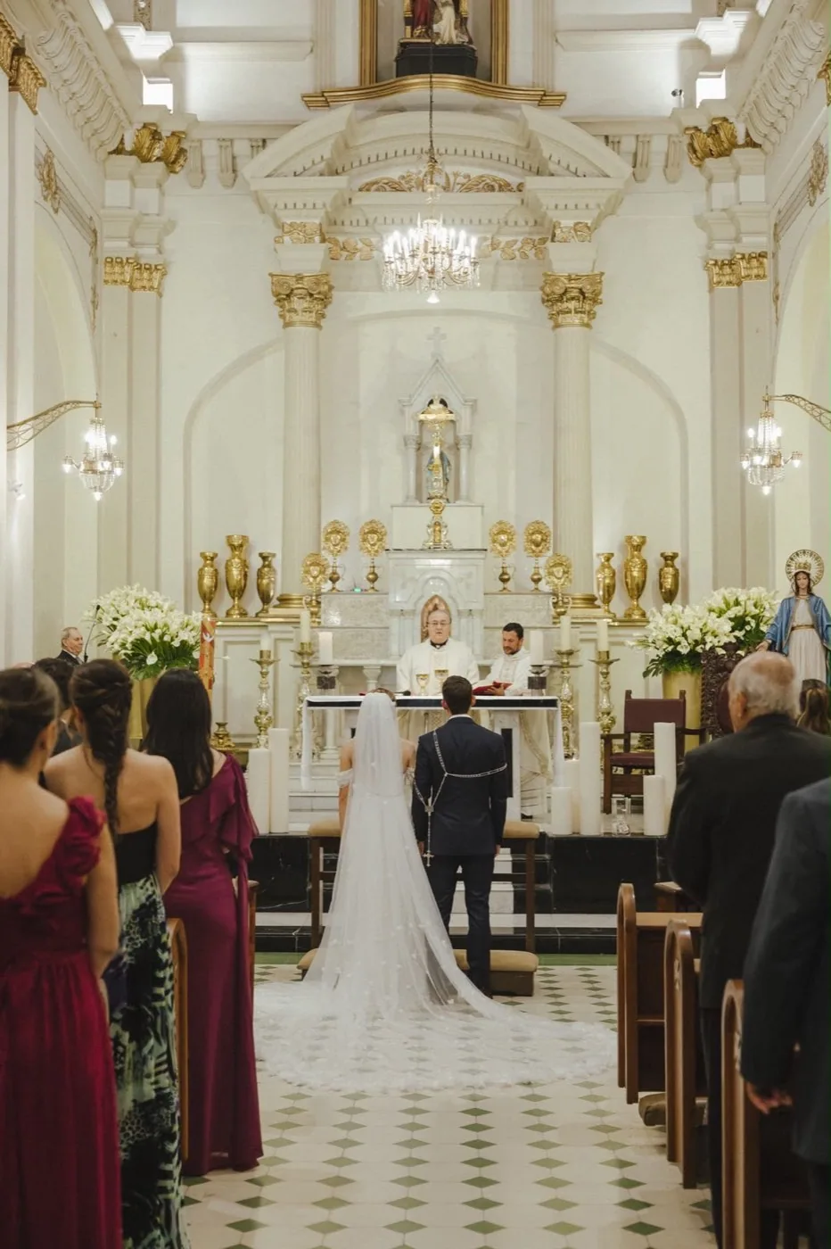 Decoración floral de altar en iglesia
