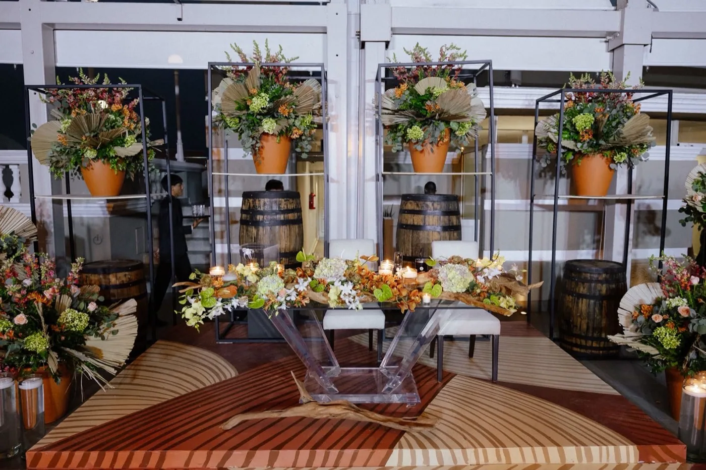 Montaje floral de mesa de novios