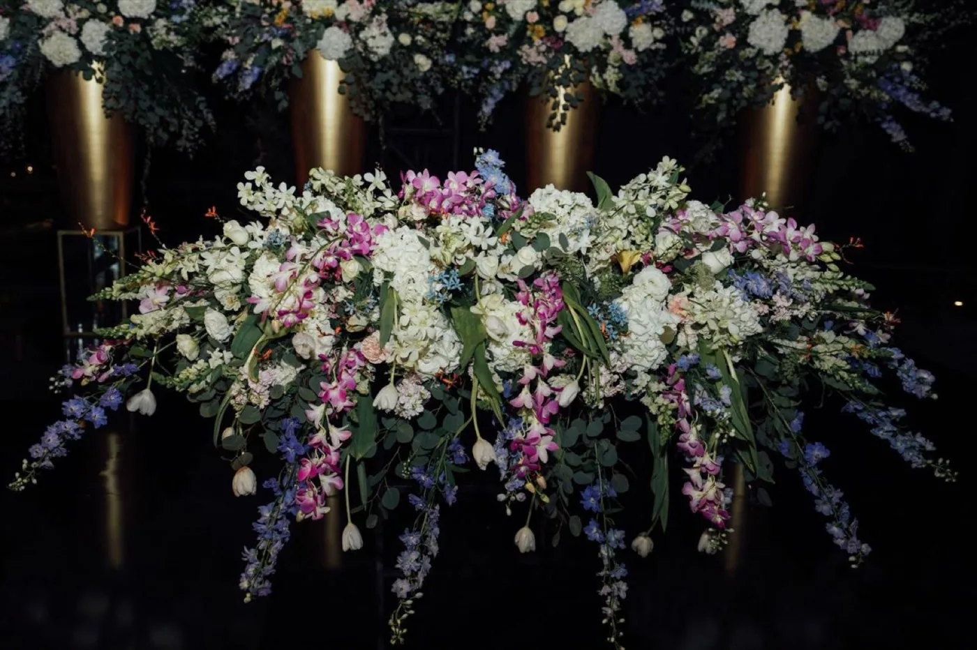 Montaje floral de mesa de novios