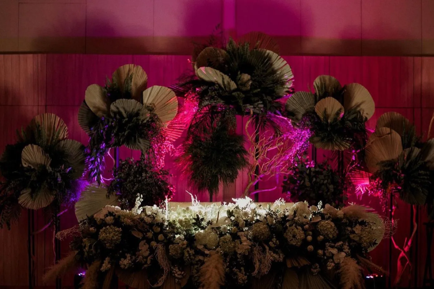 Montaje floral de mesa de novios