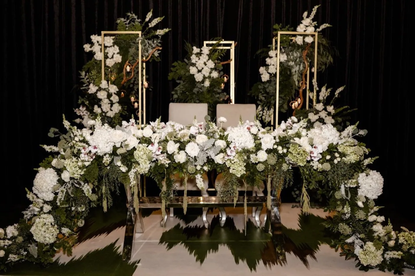 Montaje floral de mesa de novios
