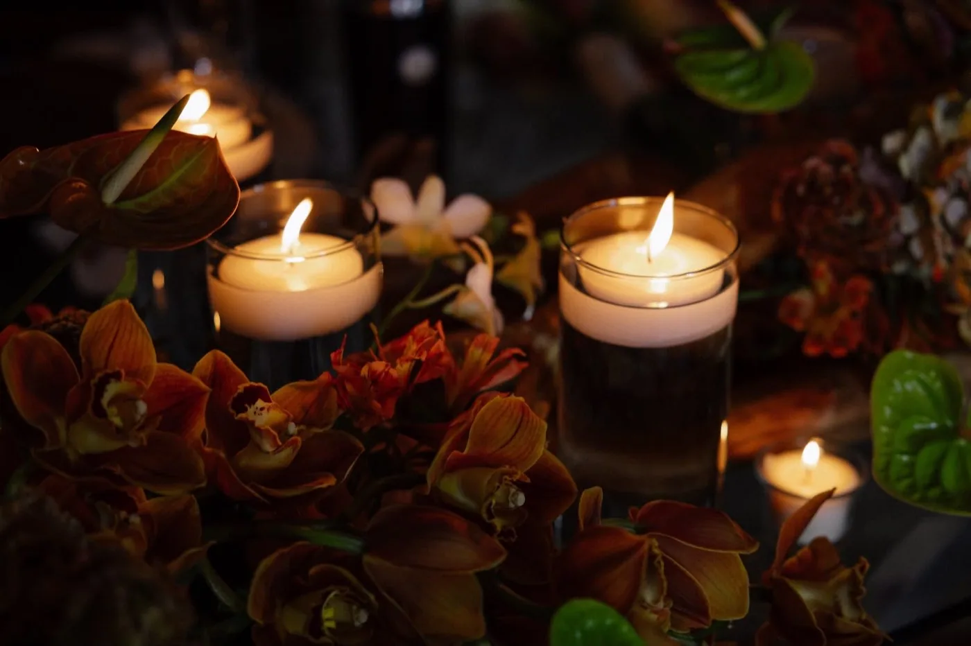 Montaje floral de mesa de novios