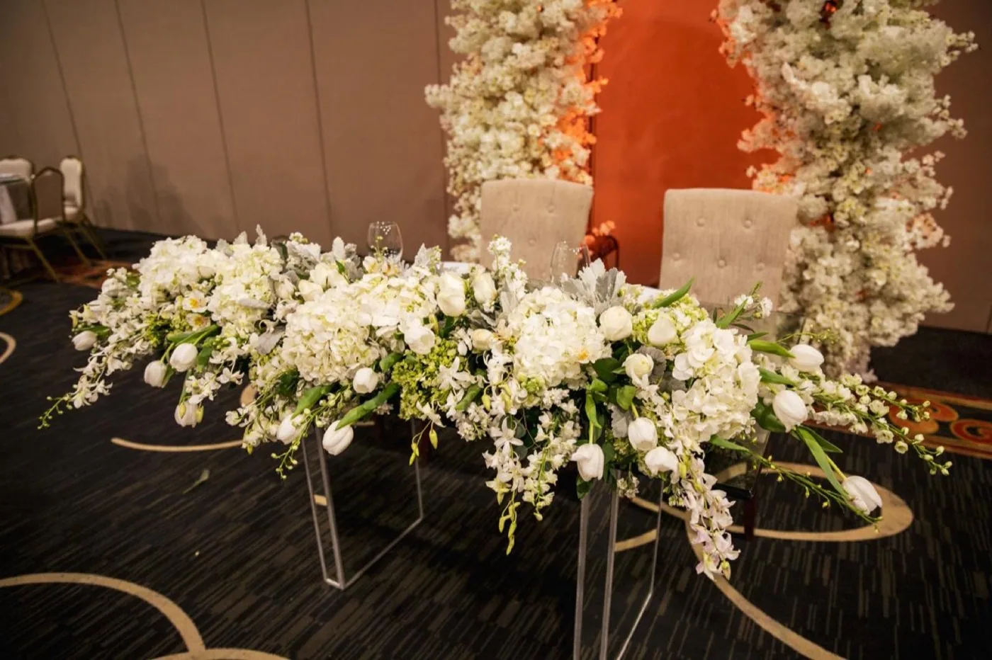 Montaje floral de mesa de novios