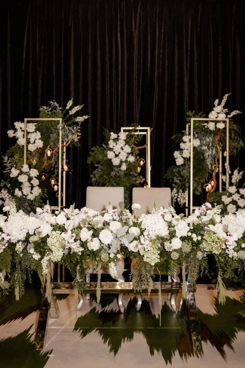 Montaje floral de mesa de novios