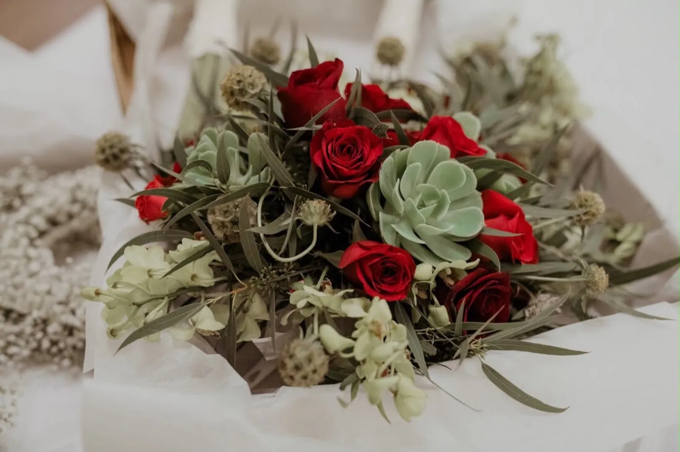 Ramo de novia con diseño floral artesanal