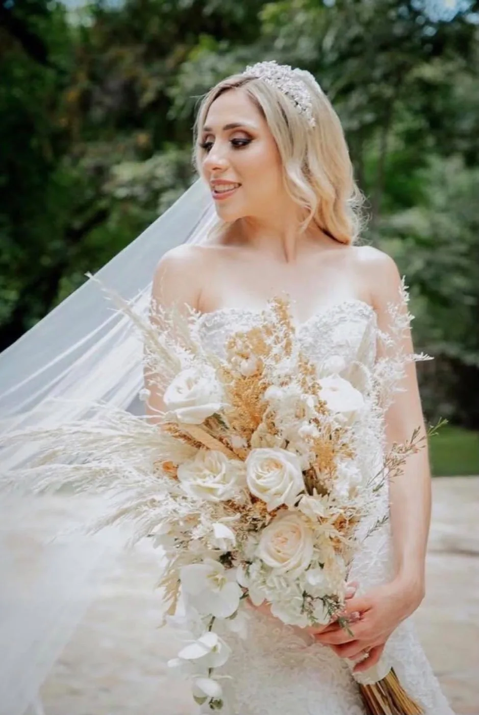 Ramo de novia con diseño floral artesanal