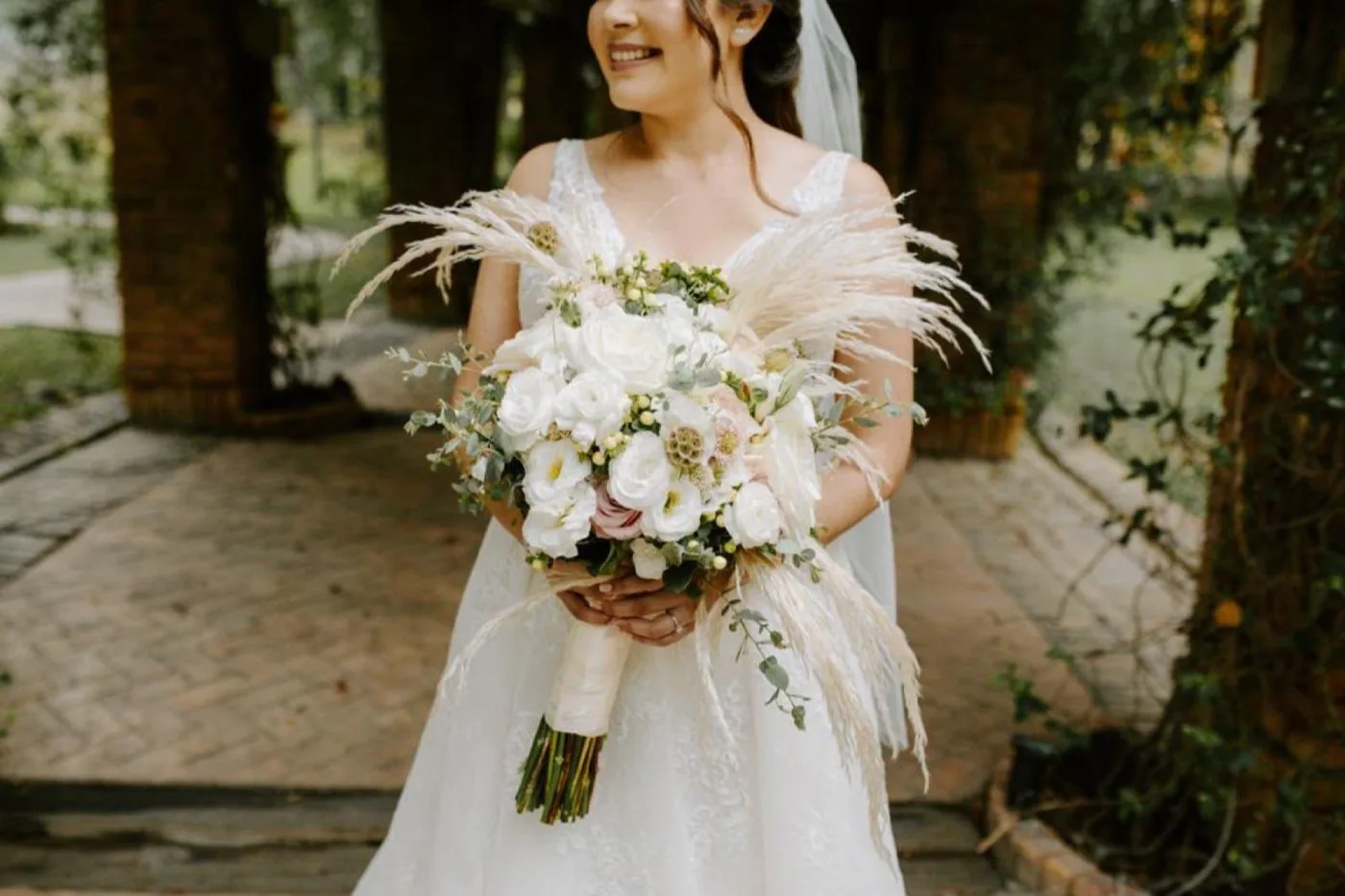 Ramo de novia con diseño floral artesanal