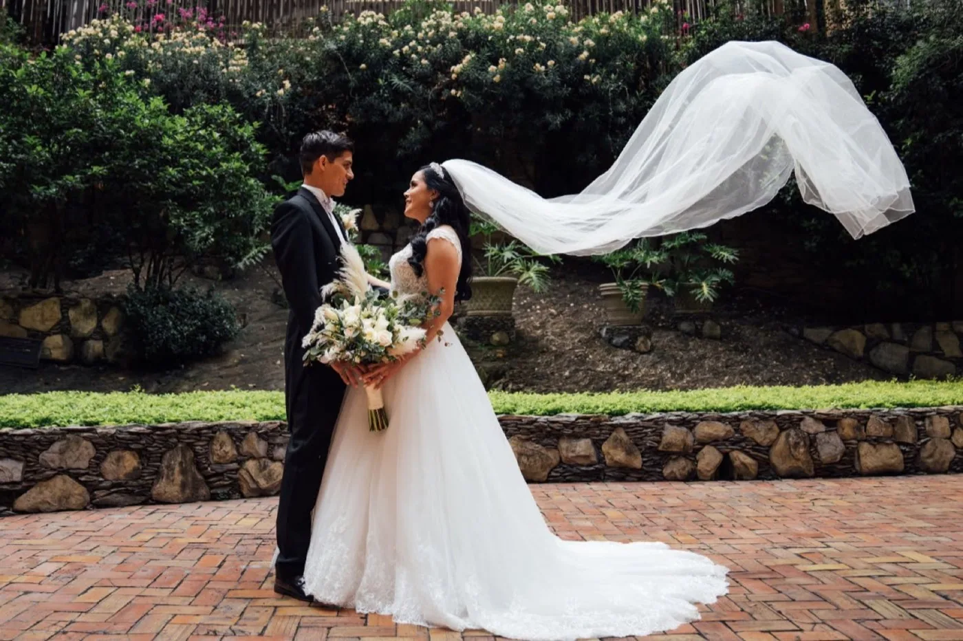 Ramo de novia con diseño floral artesanal